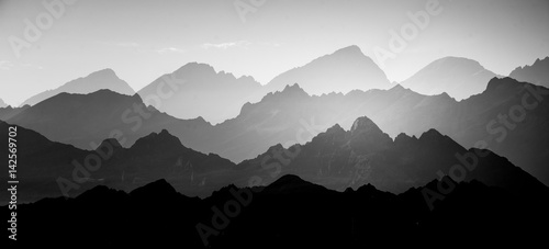 Naklejka Piękny, abstrakcyjny monochromatyczny krajobraz górski. Dekoracyjny, artystyczny wygląd w czarno-białym stylu.