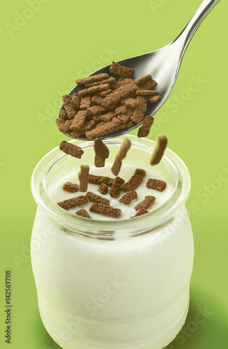 yoghourt natural con cereales photo