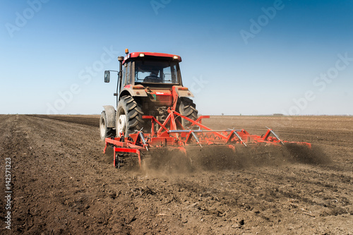 Fotografie Tractor preparing land