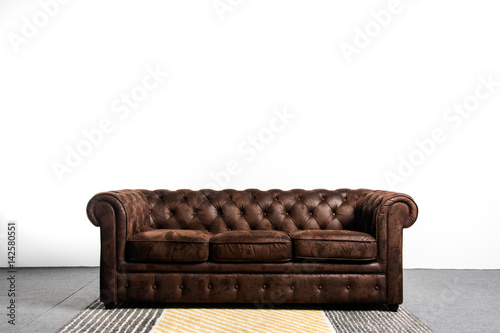 Sofa chester en fondo blanco