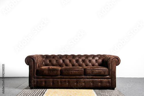 Sofa chester en fondo blanco photo