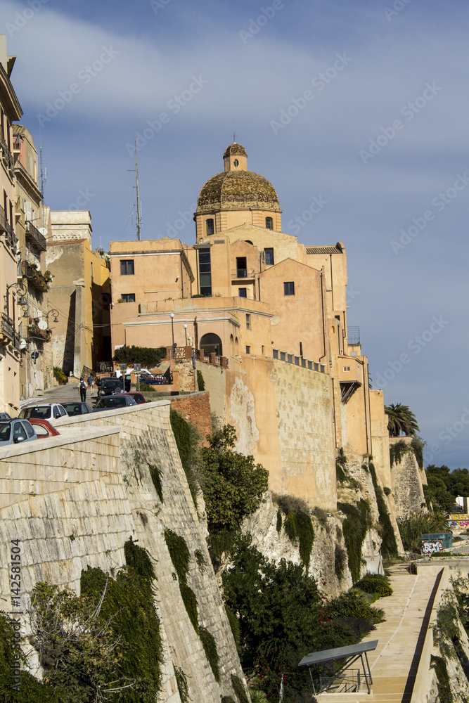 Cagliari: La cattedrale di Santa Maria Assunta e di Santa Cecilia del quartiere storico Castello - Sardegna Cagliari: La cattedrale di Santa Maria Assunta e di Santa Cecilia del quartiere storico Castello - Sardegna