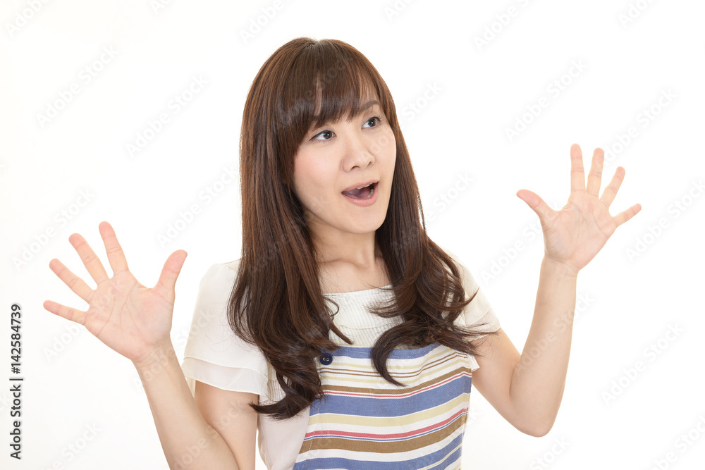 驚いた表情の女性 驚いた表情の女性