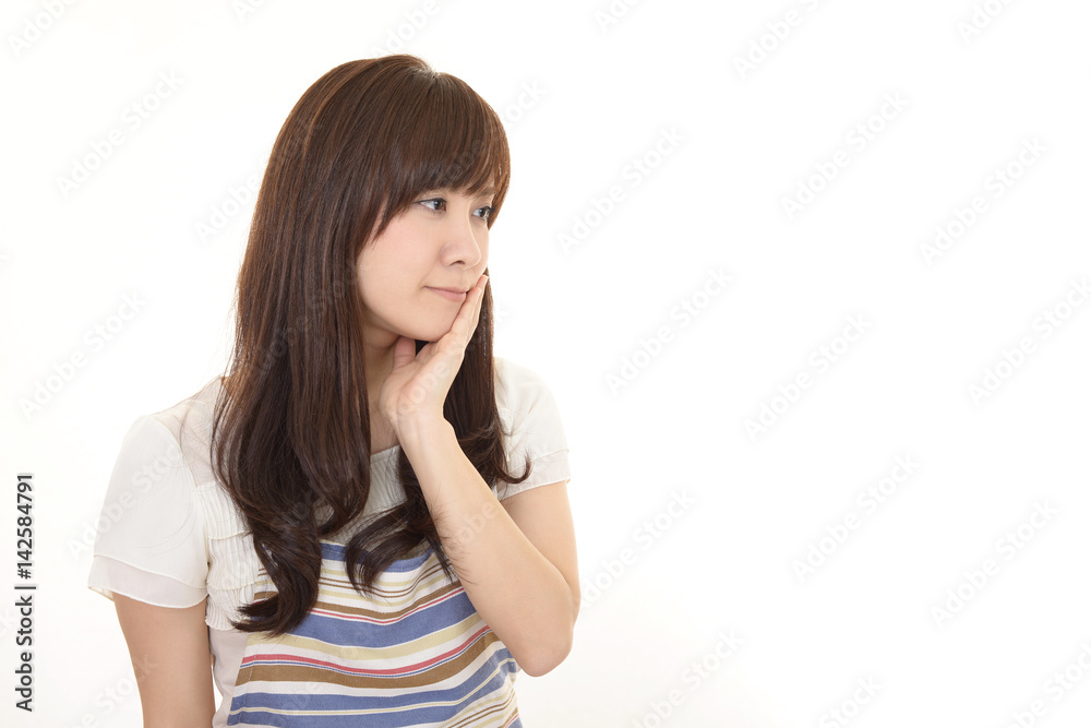 不安そうな表情の女性 不安そうな表情の女性