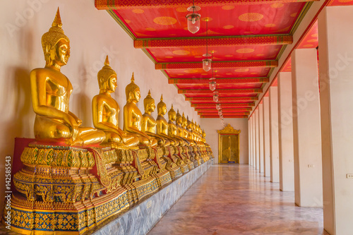 row of Buddha statue © Pissanu