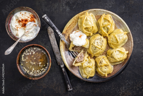 Traditional Turkish Manti with Joghurt and Vinegar