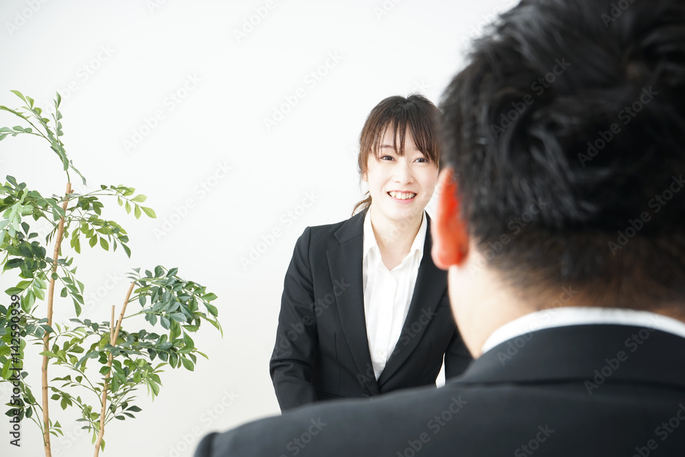 面接を受ける若い日本人の女性 面接を受ける若い日本人の女性