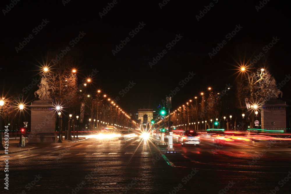Panorama nocturne de l'Avenue des Champs Élysées