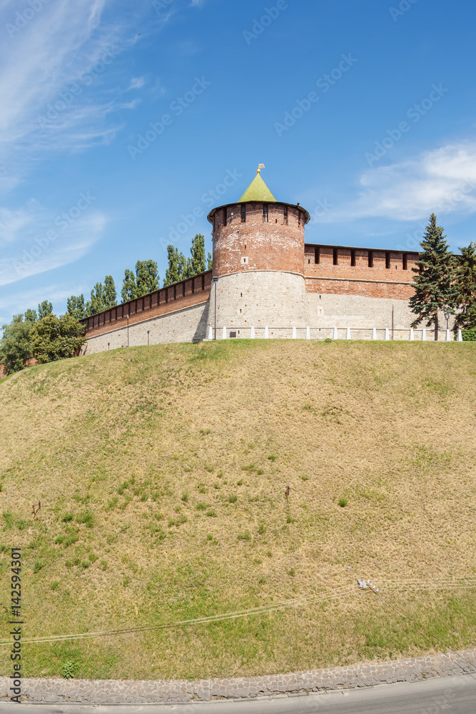 Летний вид на Коромыслову башню и кремлевский холм в Нижнем Новгороде