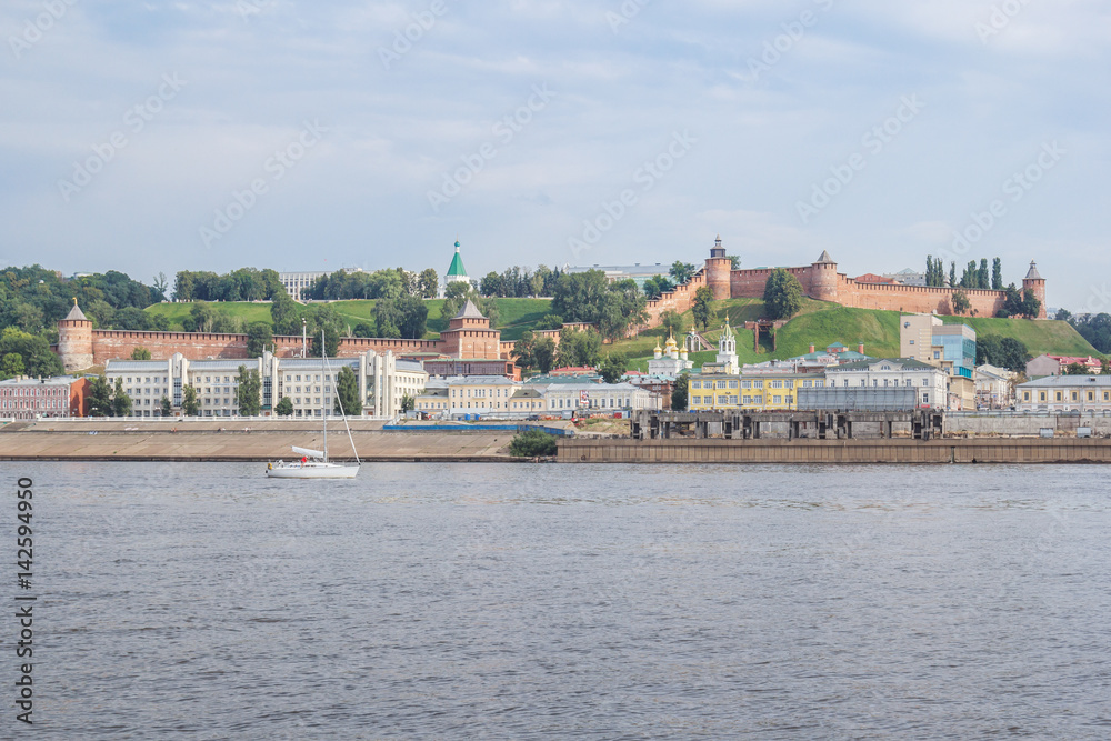 Яхта на фоне панорамы Нижегородского кремля с реки Волга летом