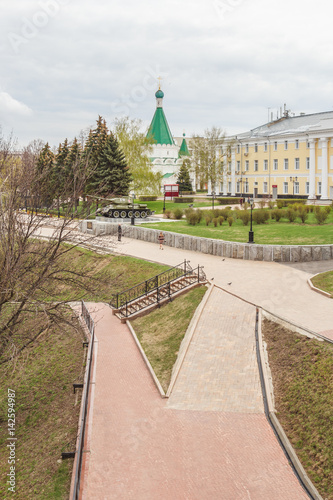 Вид с кремлевской стены на собор Михаила Архангела в Нижегородском кремле