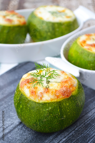 Zucchine ripieno con riso, ragù alla bolognese e mozzarella