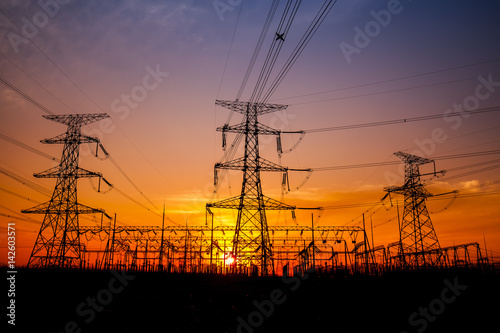 The silhouette of the evening electricity transmission pylon © zhengzaishanchu