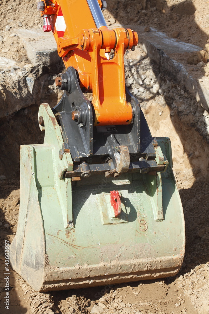 Fototapeta premium Bagger mit Baagerschaufel auf einer Baustelle