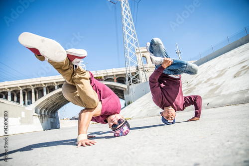 Obraz na płótnie Breakdancers perfrming tricks