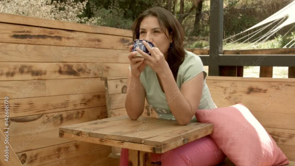 Mujer latina tomando café