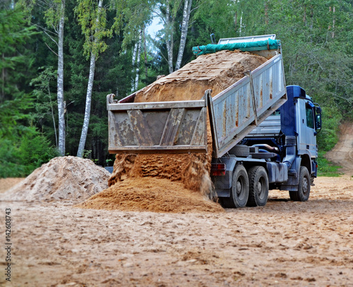 Foto Unloading of a dump truck