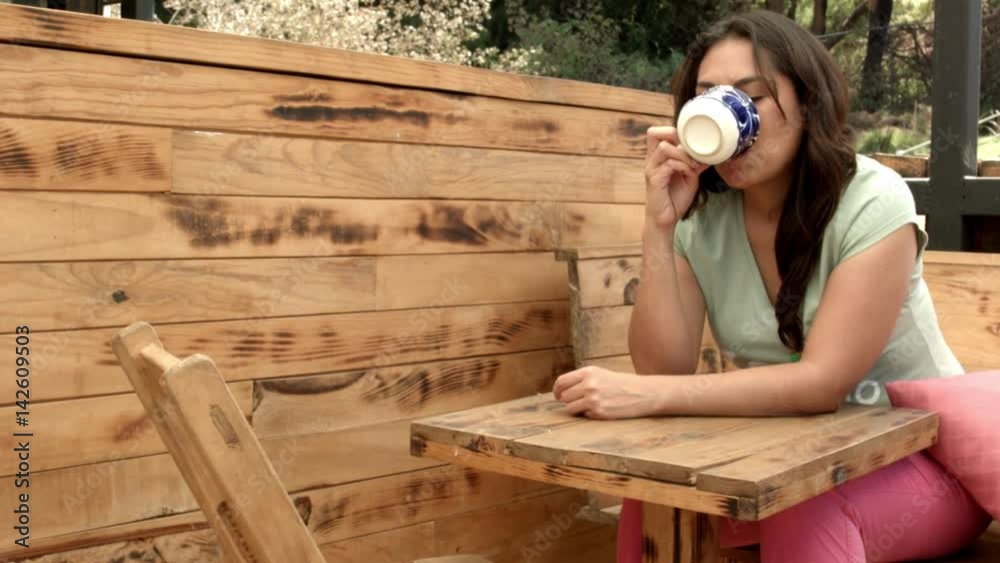 Mujer sonriente tomando café