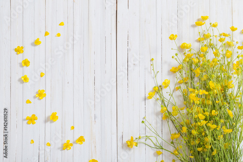 Fototapeta Naklejka Na Ścianę i Meble -  yellow flowers on wooden background