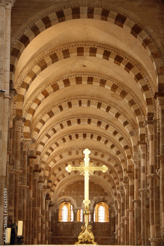 Voutes romanes bicolores de la basilique de Vézelay en Bourgogne, France