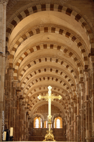 Voutes romanes bicolores de la basilique de Vézelay en Bourgogne, France