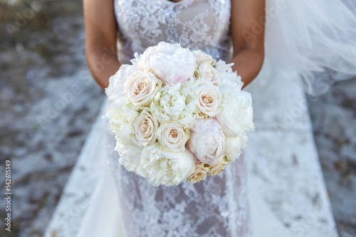 Mazzolino di fiori tenuto in mano da una sposa elegante