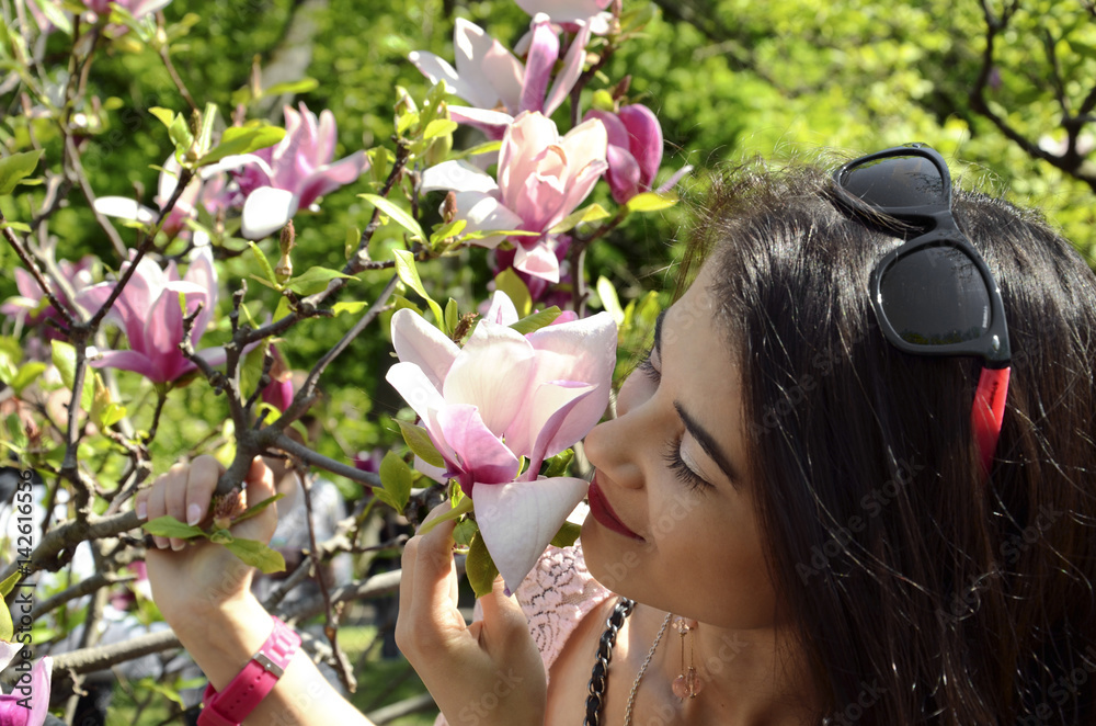 Obraz premium Young girl and magnolia