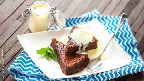 Fotografi gâteau au chocolat avec Crème anglaise 4
