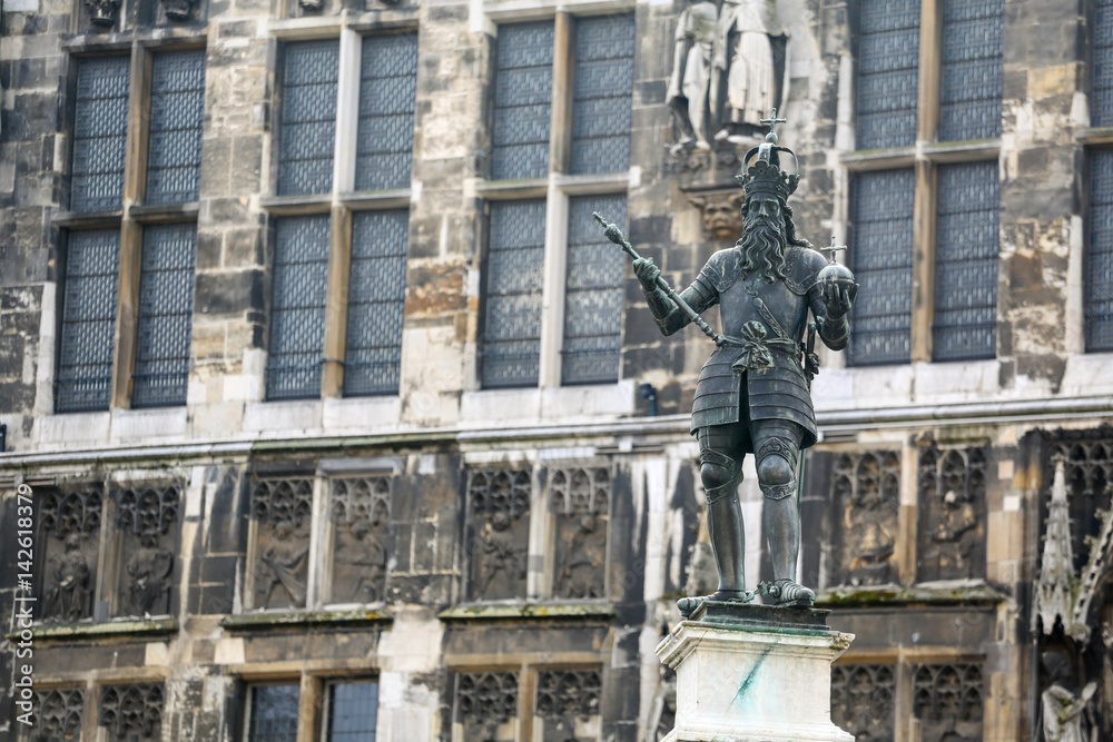 Obraz premium Charlemagne Statue in Akwizgran city center