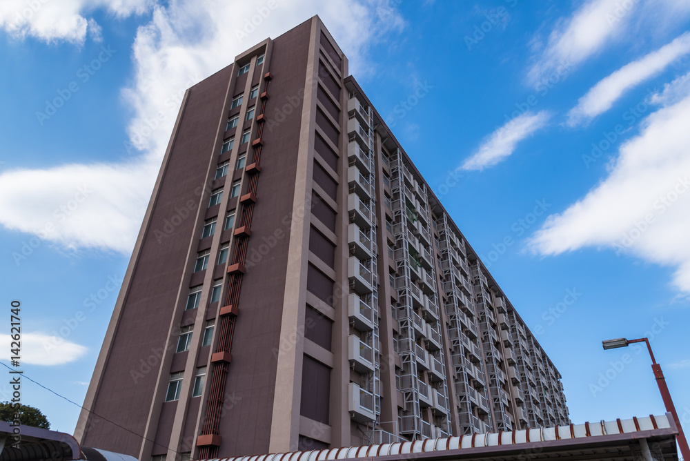 Obraz premium 高層住宅と青空３