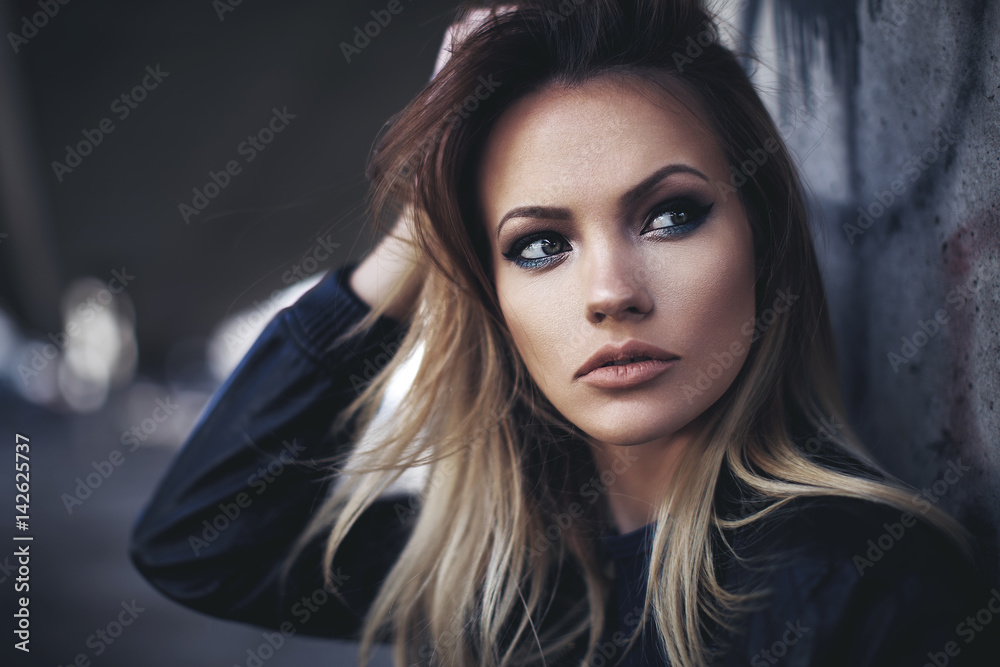 Obraz premium Beautiful young blonde with long hair posing