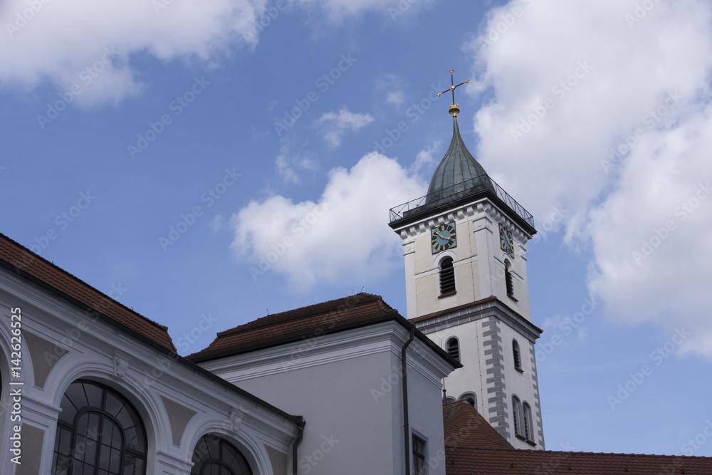 Historischer Kirchturm mit Geländer auf dem Kirchturmdach