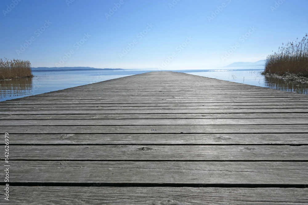 Fototapeta premium steg, neuenburgersee, gampelen, schweiz 