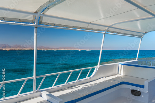 View at the coral sea from a white yacht. Perfect place for snorkeling. Summer vacation at sea with turquoise clear water. © ianachyrva