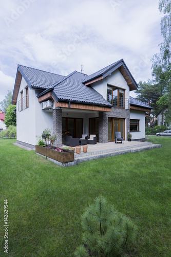 Elegant house with patio and garden © Photographee.eu