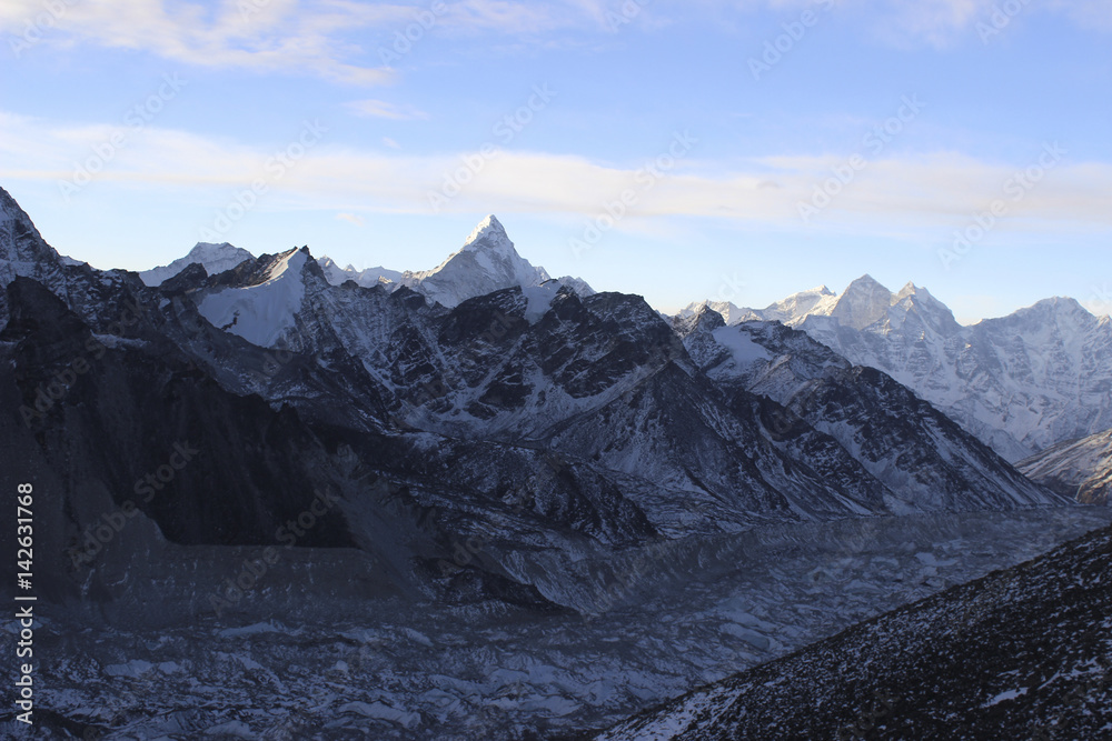 Fototapeta premium Nepal mit seinen hohen Bergen und jede Menge Schnee