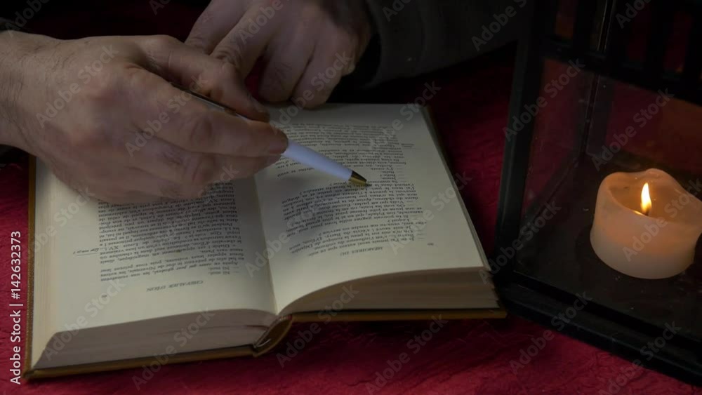 Lecteur lisant un livre