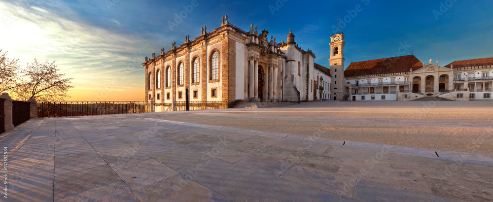 Fototapeta premium 'Coimbra mon amour': Historical Coimbra University buildings panorama