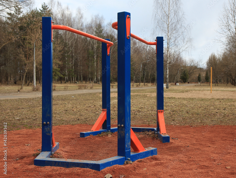 Obraz premium Sports training apparatus in the park