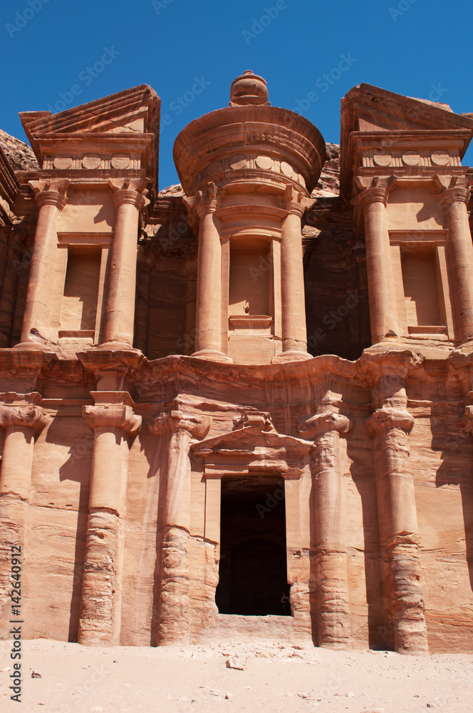 Giordania, sito archeologico di Petra, 02/10/2013: il Monastero, conosciuto come Ad Deir o El Deir, il famoso monumento scavato nella roccia nell’antica città rosa dei Nabatei 