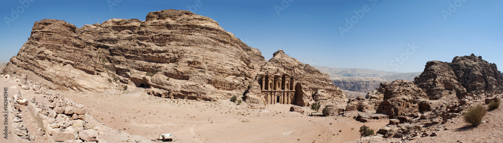 Sito archeologico di Petra, 02/10/2013: paesaggio desertico con vista del Monastero, conosciuto come Ad Deir o El Deir, il famoso monumento scavato nella roccia nell’antica città rosa dei Nabatei 