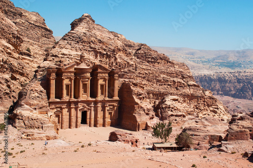 Sito archeologico di Petra, 02/10/2013: paesaggio desertico con vista del Monastero, conosciuto come Ad Deir o El Deir, il famoso monumento scavato nella roccia nell’antica città rosa dei Nabatei 