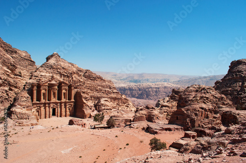 Sito archeologico di Petra, 02/10/2013: paesaggio desertico con vista del Monastero, conosciuto come Ad Deir o El Deir, il famoso monumento scavato nella roccia nell’antica città rosa dei Nabatei 