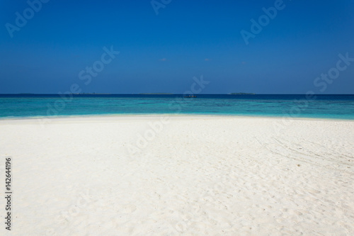 Maldives Beach © Emilian