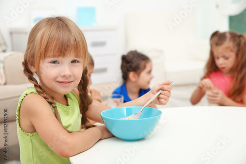 Portrait of little girl eat...