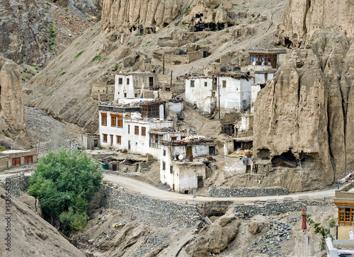 Tableau sur toile Houses of local residents near the Lamayuru monastery or Yuru Gompa - Tibet, Kar