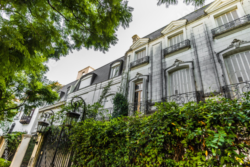 Tableau sur toile Traditional classic old architecture houses and green trees in Palermo Chico nei