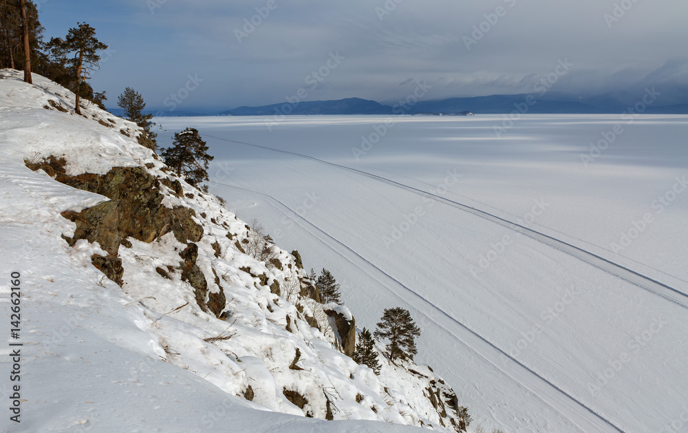 Naklejka premium Road on the ice of winter lake Baikal
