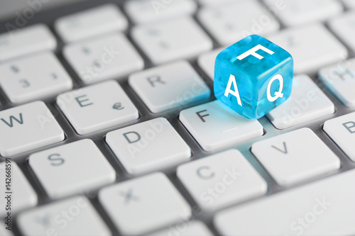 Konstfotografi FAQ - Frage Antwort - blauer Würfel auf Tastatur