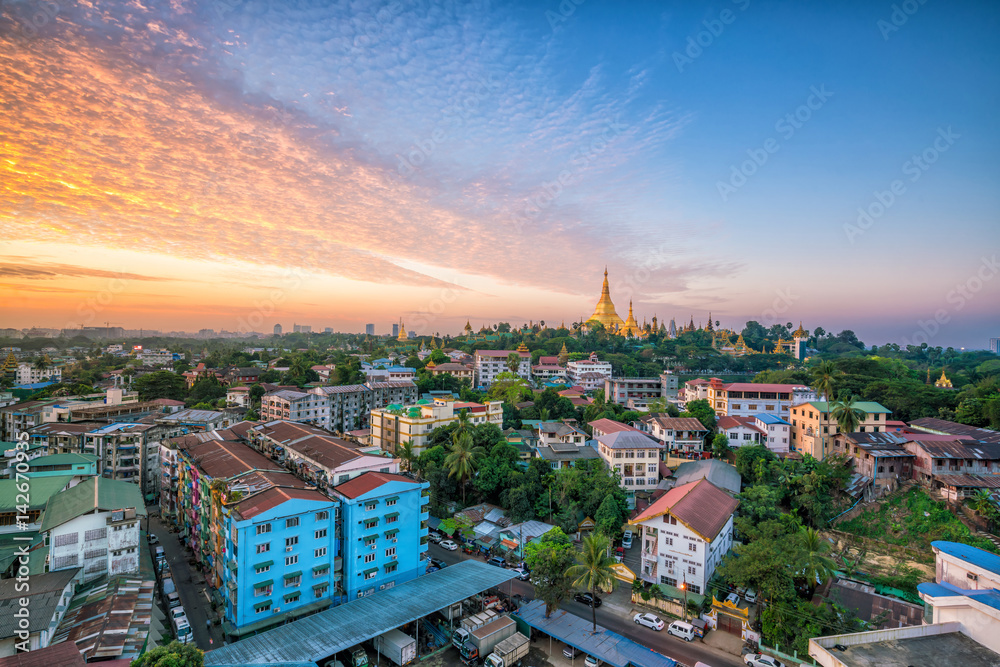 Fototapeta premium Yangon skyline with Shwedagon Pagoda in Myanmar